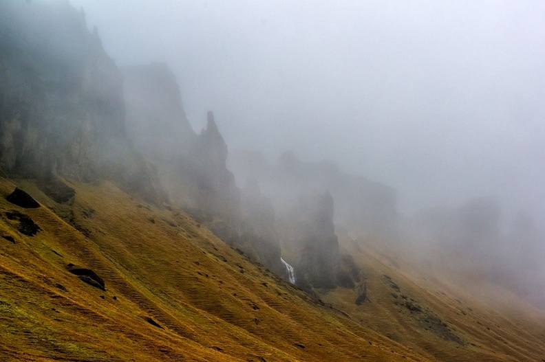 Скали в мъглата